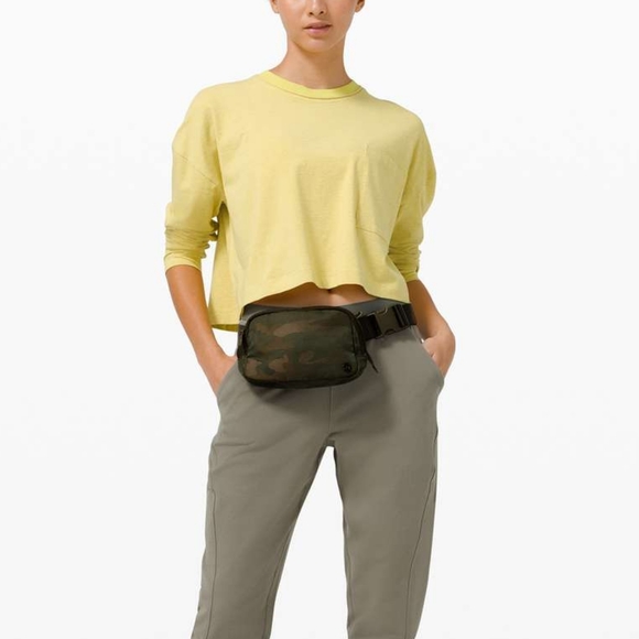 lululemon belt bag olive Lululemon Everywhere Belt Bag *1L Rare Heritage Camo Jacquard Max Olive